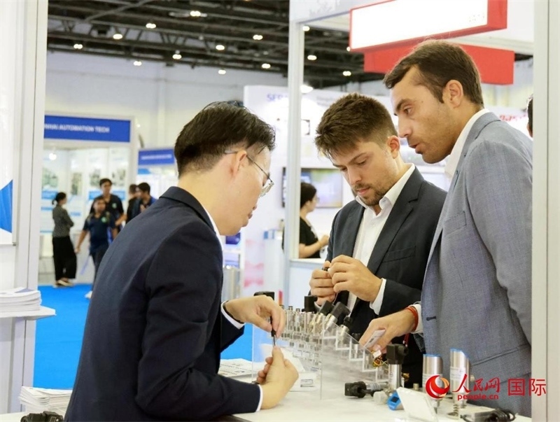中外展商交流。人民網(wǎng)記者管克江攝