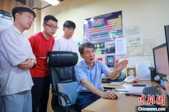 薛其坤在指導(dǎo)學(xué)生。 (受訪者供圖)