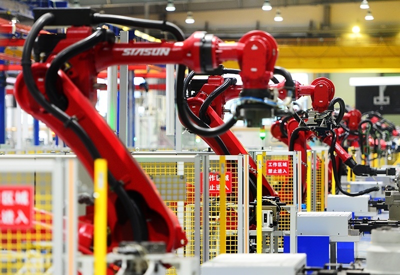 2019年11月22日，沈陽，一家數(shù)字化智能工廠內(nèi)，名為SR210的機(jī)器人正在自主地抓取各種零部件，快速組裝稍小的工業(yè)機(jī)器人。