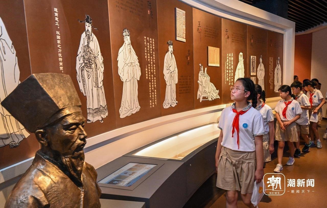 來自杭州市政苑小學(xué)的學(xué)生走進(jìn)浙江省檔案館“大寫浙江人”展廳，近距離“觸摸”歷史、走進(jìn)榜樣、聆聽故事，激發(fā)愛黨愛國愛家熱情。記者 董旭明 攝