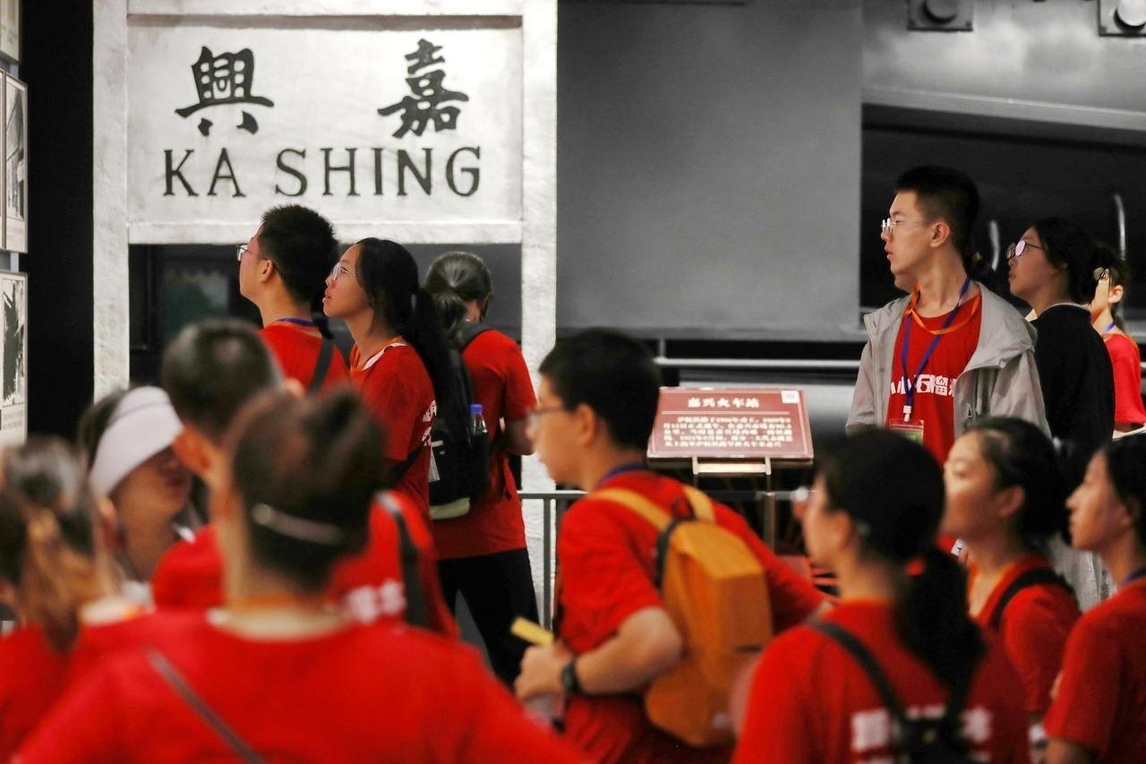 青少年參觀嘉興市南湖革命紀(jì)念館。拍友 金鵬 攝