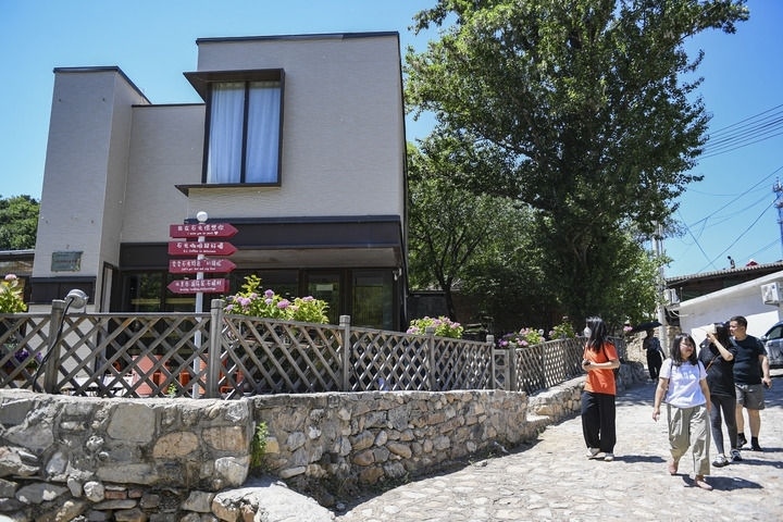 游客在北京延慶石峽村觀光（2024年6月1日攝）。新華社記者 陳鐘昊 攝