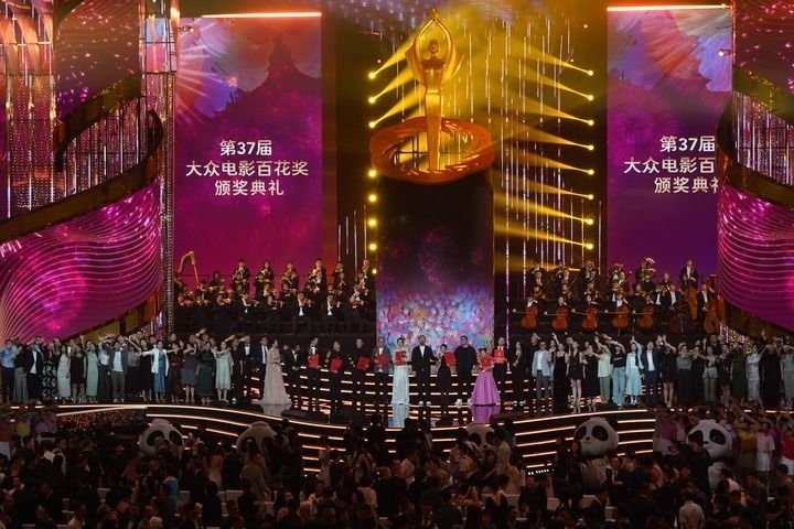 2024年8月4日，在四川成都，第37屆大眾電影百花獎(jiǎng)獲獎(jiǎng)?wù)吆痛蟊娫u(píng)審在舞臺(tái)上合影。新華社記者 唐文豪 攝