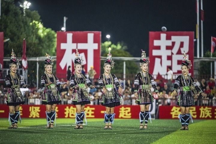2024年9月28日，榕江縣侗族大歌隊(duì)的演員們在“村超”足球場上表演。當(dāng)日，“發(fā)現(xiàn)中國之美·相約貴州村超”國際友誼賽在貴州省黔東南苗族侗族自治州榕江縣的“村超”足球場舉行。新華社記者 陶亮 攝
