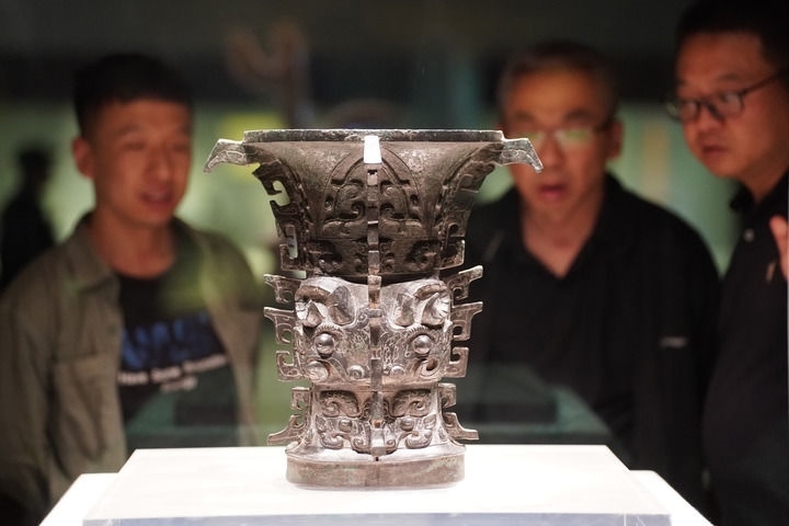 2024年5月9日，游客在陜西寶雞青銅器博物院內(nèi)參觀西周文物何尊。新華社記者 邵瑞 攝