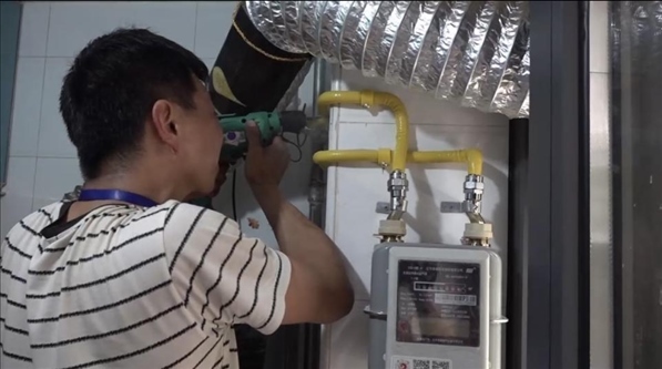 北京市石景山區(qū)工作人員上門安裝燃?xì)夤艿?。圖片來源：北京市石景山區(qū)委組織部