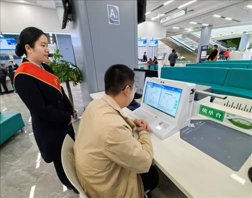 湖北省赤壁市市民在辦事人員的指導(dǎo)下填寫相關(guān)信息。圖片來源：人民網(wǎng)湖北頻道