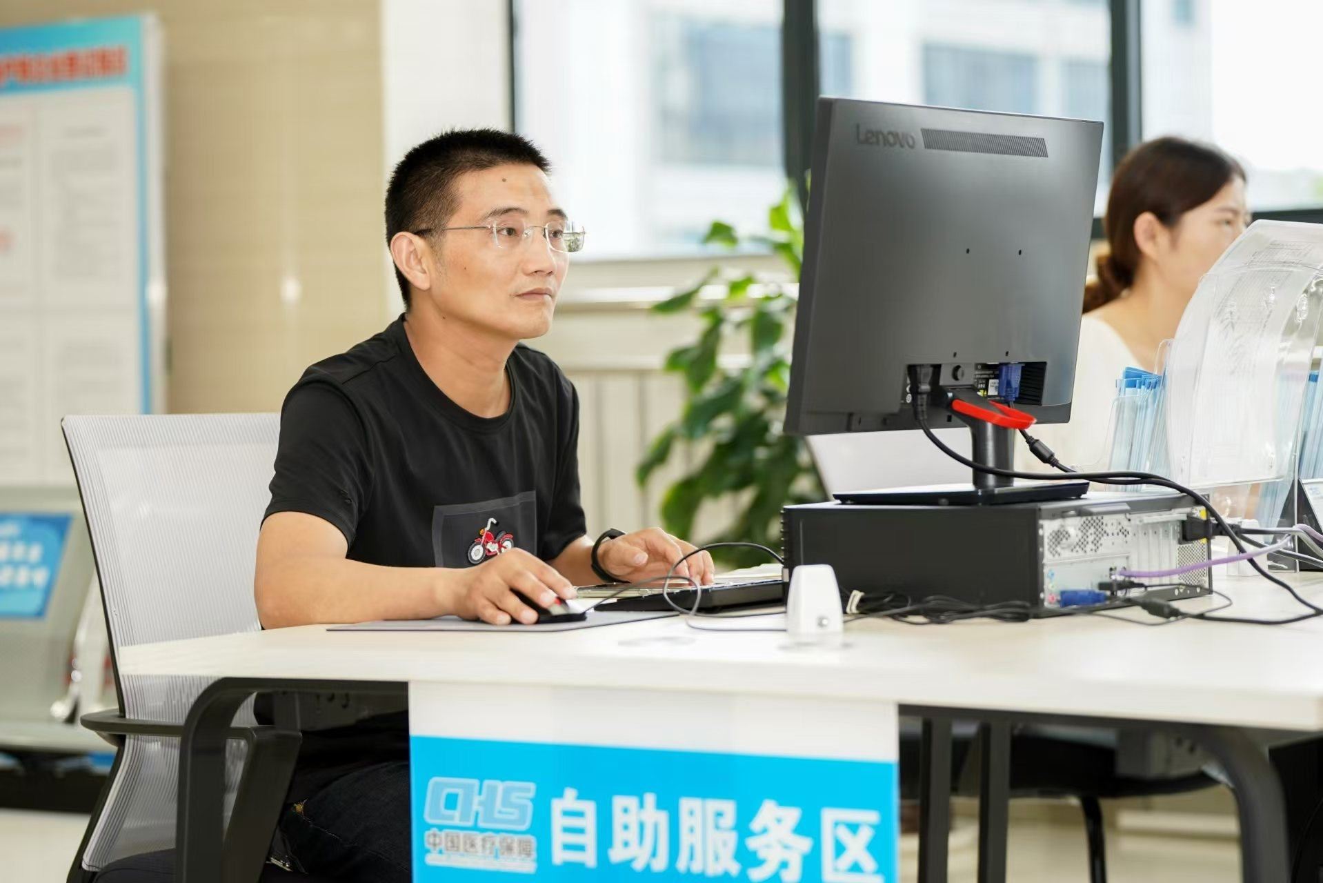 安徽省池州市市民在政務(wù)服務(wù)大廳自助辦理業(yè)務(wù)。圖片來源：人民網(wǎng)安徽頻道