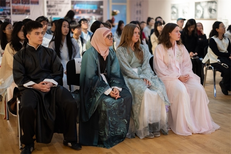 參加《時(shí)光流韻·中國(guó)戲劇藝術(shù)服飾展》的中國(guó)文化愛(ài)好者。 斯德哥爾摩中國(guó)文化中心供圖