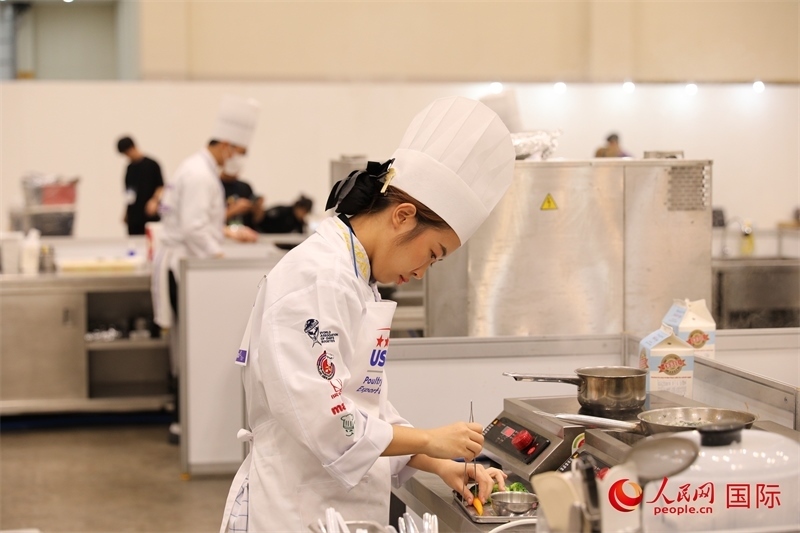 當?shù)貢r間10月5日，廚師在第21屆釜山國際美食博覽會上展示廚藝。人民網(wǎng)記者 莽九晨攝