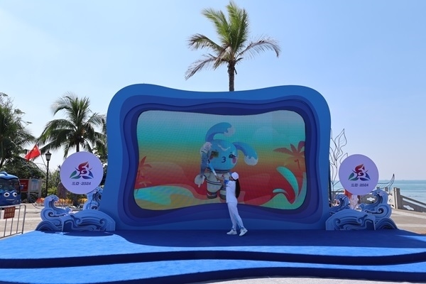 第12棒火炬手“點燃”現(xiàn)場大屏幕上運動會吉祥物“吉貝”手中的火炬。主辦方供圖