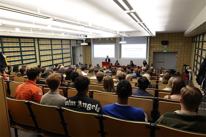 中國駐瑞典大使崔愛民訪問烏普薩拉大學(xué)并發(fā)表演講。中國駐瑞典大使館供圖