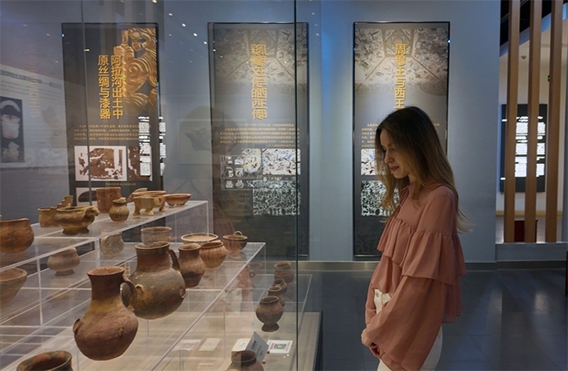 麗娜在吐魯番博物館參觀。劉妍希攝