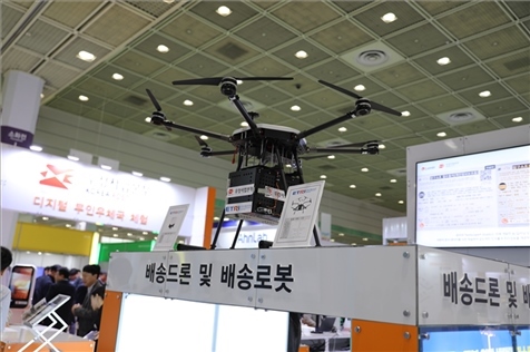 “智慧生活周”博覽會上展出的快遞無人機。人民網記者 莽九晨攝