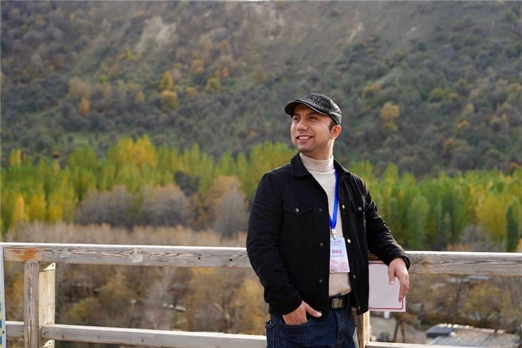 阿布德吾力參加“萬人說新疆”優(yōu)秀作者媒體行活動留影。受訪者供圖