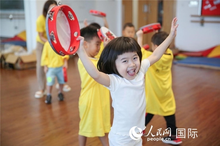 一名華裔兒童在參加音樂課程。人民網(wǎng)中東中心分社塔里克·易卜拉欣攝