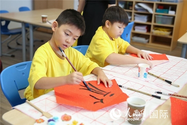 書法課。人民網(wǎng)中東中心分社塔里克·易卜拉欣攝