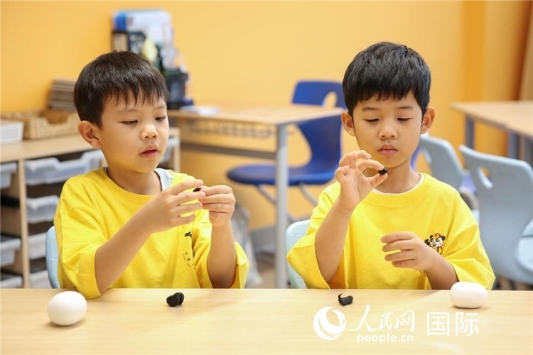 做手工。人民網(wǎng)中東中心分社塔里克·易卜拉欣攝