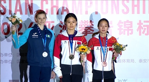 女子速度項(xiàng)目蒙世雪（中）奪冠，周婭菲（右）獲季軍。主辦方供圖