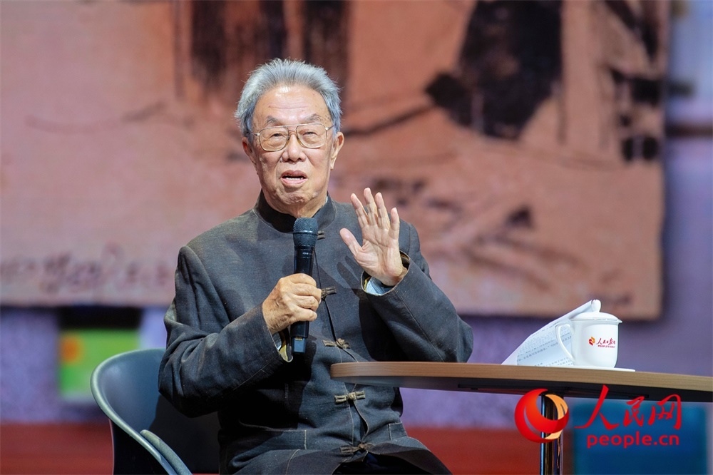 王蒙以《與時(shí)代同行 與人民同心》為題演講。人民網(wǎng)記者 翁奇羽攝