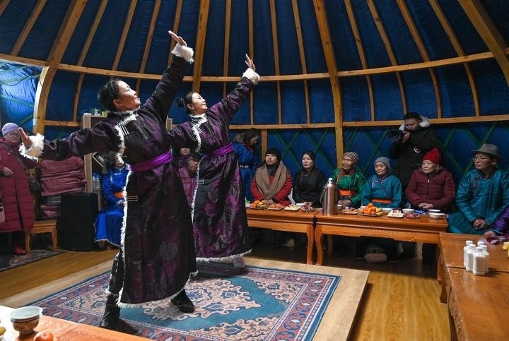 2023年12月21日，烏蘭牧騎隊員在內(nèi)蒙古阿其圖烏拉蘇木進行舞蹈表演。