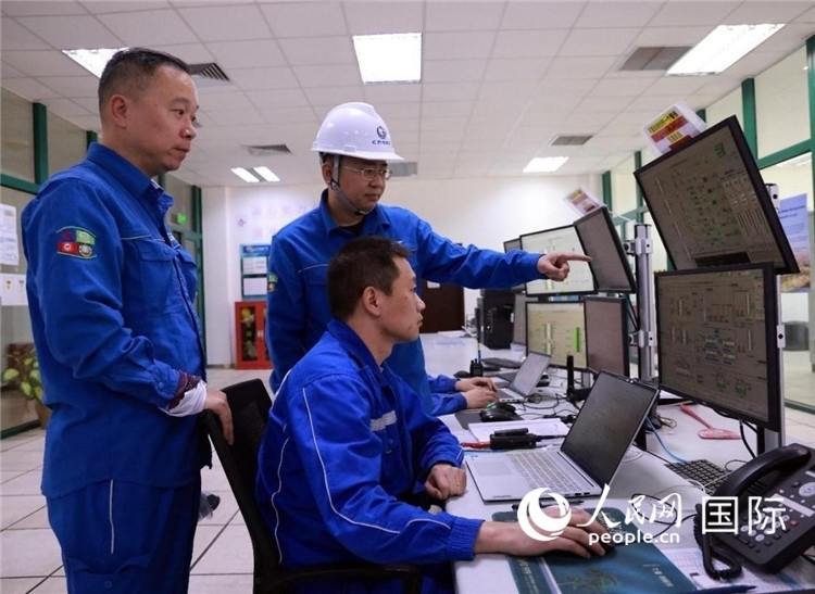 工作人員在一體化終端中央控制室工作。人民網(wǎng)記者管克江攝