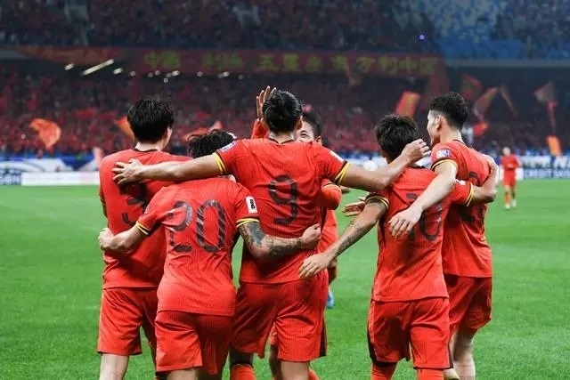 10月15日晚，張玉寧（9號）進球后與隊友擁抱慶祝。新華社記者 李紫恒攝