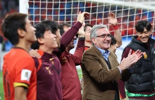 10月15日晚，國足主教練伊萬科維奇（前右）賽后向觀眾致意。新華社記者 胡星宇攝