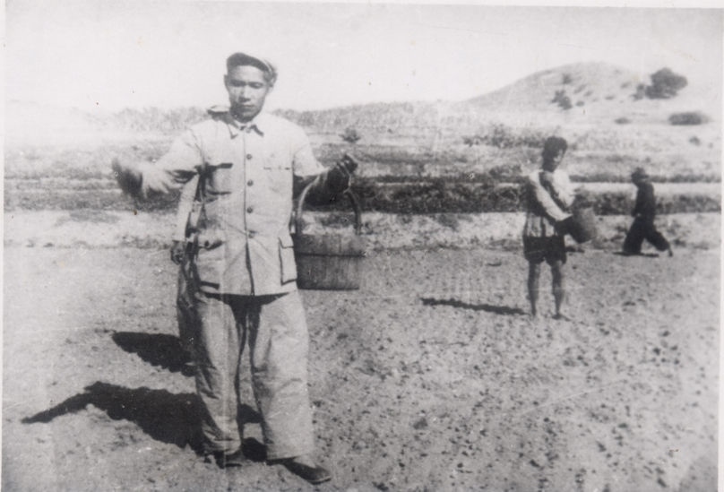 谷文昌（左）在田間與農(nóng)民一起勞動（資料照片）。