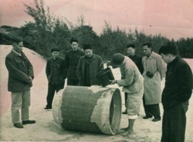 谷文昌（左一）與工程技術(shù)人員解決地下水供給（資料照片）。谷文昌帶領(lǐng)群眾修建了22座水庫和705處永久性水利工程，緩解了東山縣水資源極度缺乏的難題。