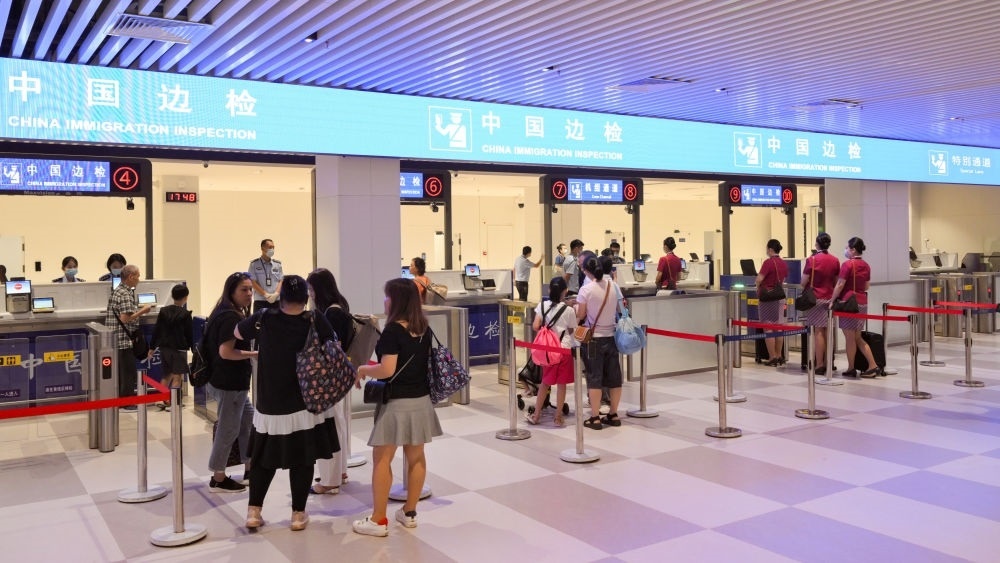 2023年7月26日，旅客在三亞鳳凰國際機場國際航站樓有序通關。三亞鳳凰國際機場國際航站樓改擴建項目主體工程已于2023年7月1日完工并投入使用，該項目是海南自貿港首個主體工程完工并投入使用的封關運作項目?！逗Ｄ献杂少Q易港建設總體方案》明確，海南將在2025年前適時啟動全島封關運作。