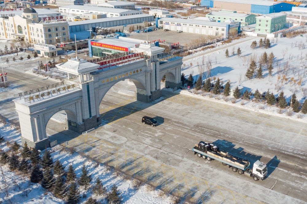 這是中國（黑龍江）自由貿易試驗區(qū)黑河片區(qū)（2024年1月31日攝，無人機照片）。2023年，該自貿片區(qū)外貿進出口總值達244.82億元，實現(xiàn)增幅56.9%，引進外資企業(yè)16家，直接利用外資127.3萬美元，同比增長27.3%。