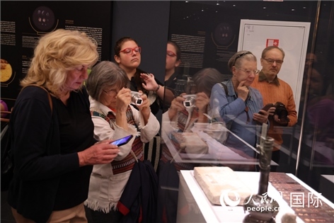 嘉賓參觀展覽。人民網記者禹麗敏 攝。