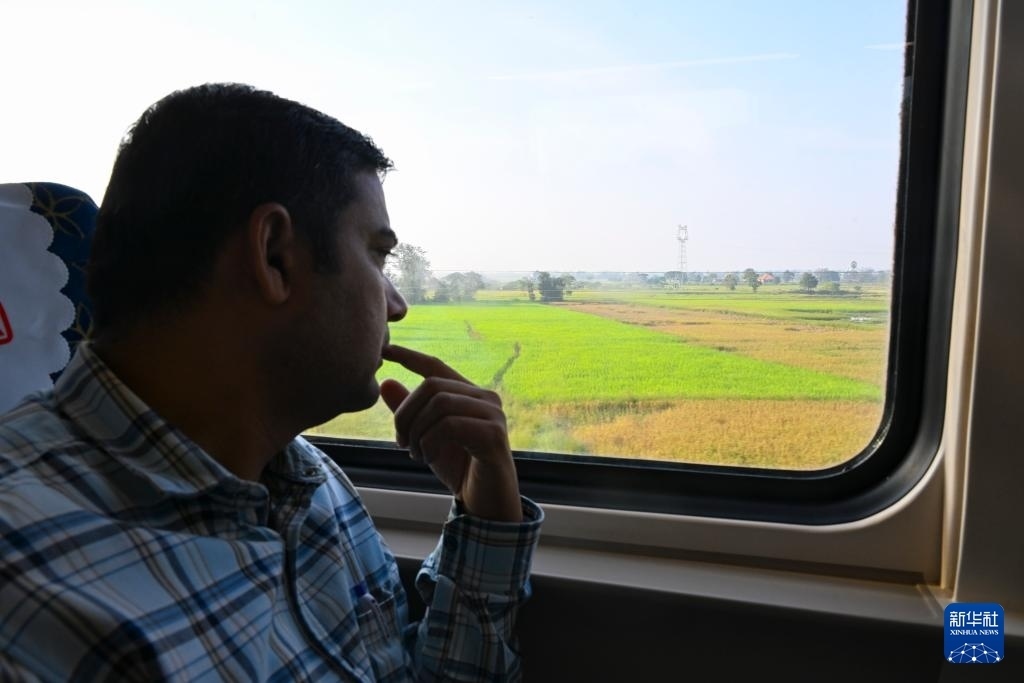 這是10月12日在老撾拍攝的中老鐵路C98列車上的一名乘客。新華社記者 程一恒 攝