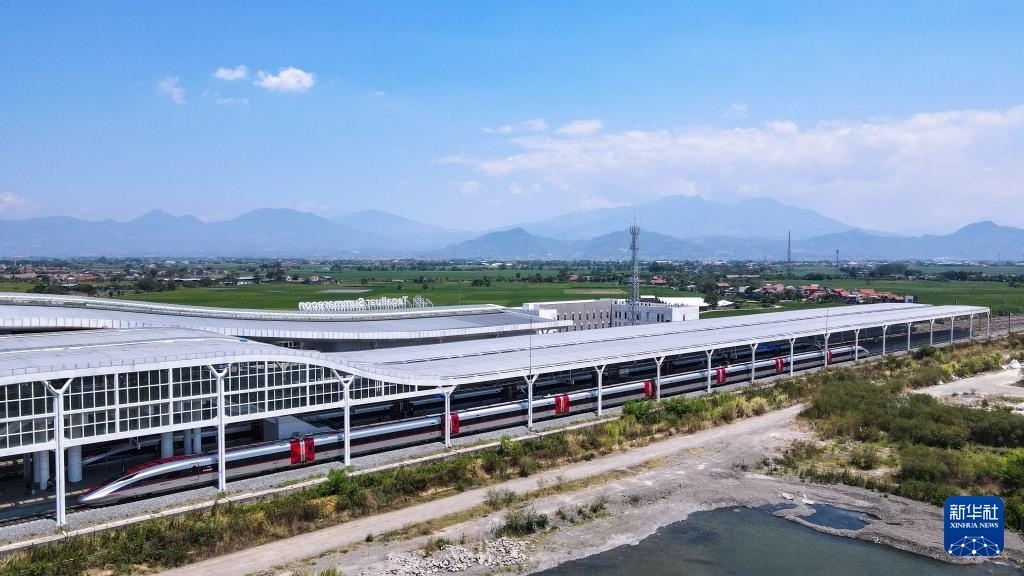 9月13日，在印度尼西亞萬(wàn)隆德卡魯爾站，雅萬(wàn)高鐵高速動(dòng)車組列車?？吭谡九_(tái)上（無(wú)人機(jī)照片）。新華社記者 徐欽 攝