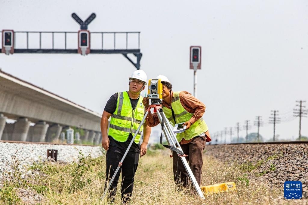5月1日，在泰國(guó)大城府，中泰高鐵項(xiàng)目工作人員在施工現(xiàn)場(chǎng)勘查。新華社記者 王騰 攝
