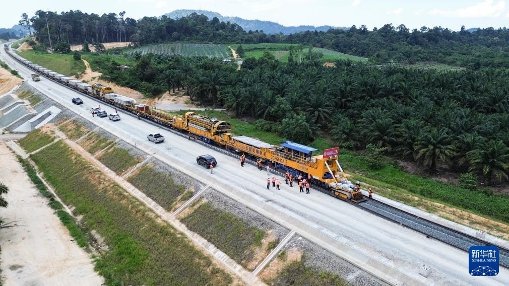 這是5月6日在馬來(lái)西亞彭亨州航拍的馬東鐵項(xiàng)目的鋪軌現(xiàn)場(chǎng)。新華社記者 程一恒 攝