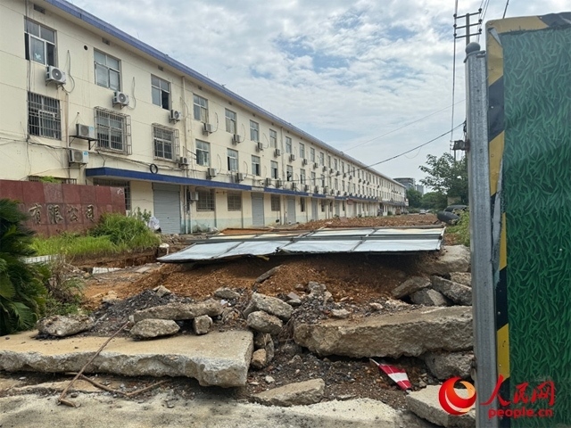 長(zhǎng)富大道北側(cè)輔路在進(jìn)行強(qiáng)電遷改項(xiàng)目。人民網(wǎng)記者 邱燁攝