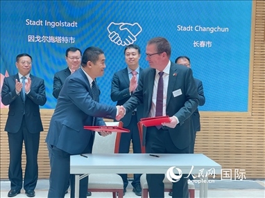 （10月16日，第十屆巴伐利亞中國(guó)日在慕尼黑舉行。圖為簽約儀式現(xiàn)場(chǎng)。人民網(wǎng)記者劉赫攝）