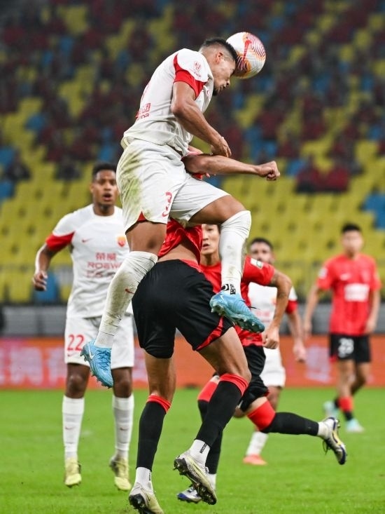 10月18日，上海海港隊(duì)球員蔣光太（上）在比賽中和成都蓉城隊(duì)球員費(fèi)利佩（下）爭(zhēng)頂。新華社記者 王曦 攝