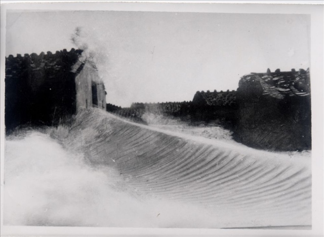 昔日的東山島風(fēng)沙掩埋部分村民村舍（資料照片）。