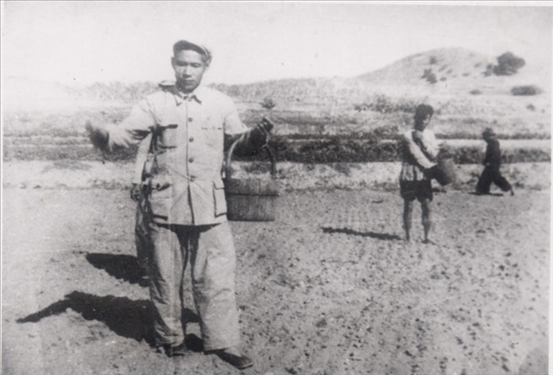 谷文昌（左）在田間與農(nóng)民一起勞動(dòng)（資料照片）。