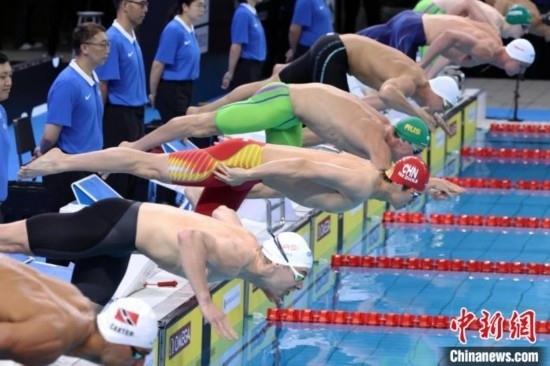10月19日晚，2024年世界泳聯(lián)游泳世界杯上海站結(jié)束第二個比賽日的爭奪。圖為中國選手潘展樂(左三)在男子100米自由泳決賽中。 中新社記者 湯彥俊 攝