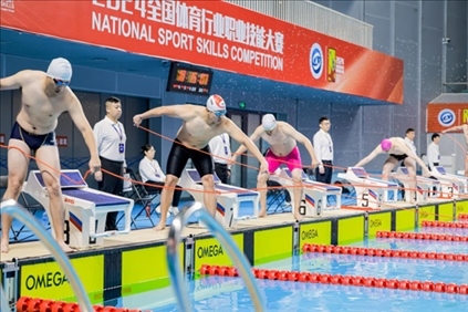 參賽選手在游泳救生項(xiàng)目比賽中。賽事主辦方供圖