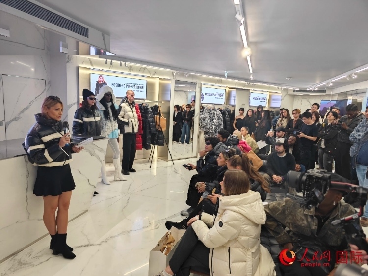 英國(guó)時(shí)尚博主分享自己的穿搭心得。人民網(wǎng)記者 邢雪攝