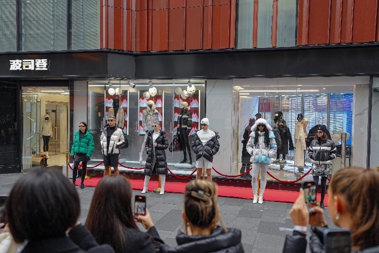 模特在波司登倫敦旗艦店門(mén)前展示新款羽絨服。主辦方供圖