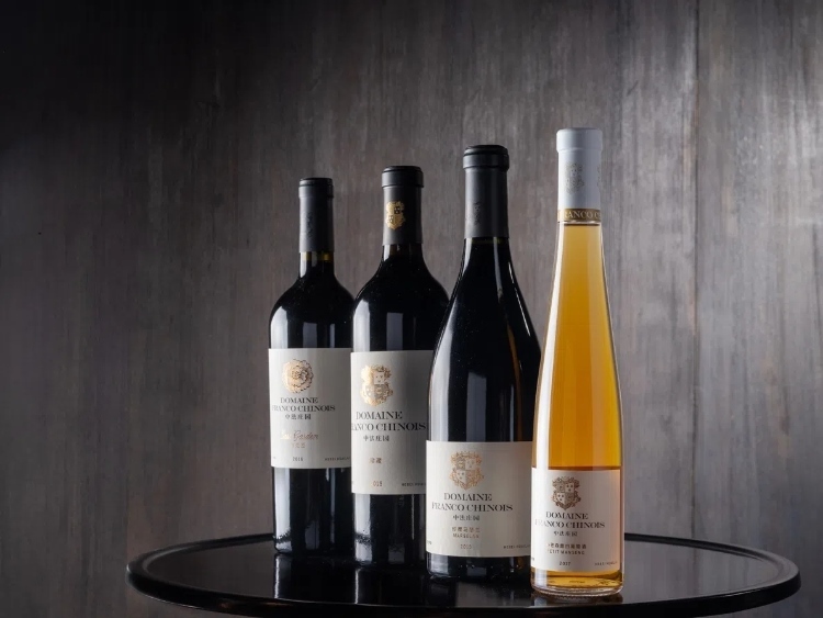 活動現(xiàn)場推介了懷來中法莊園珍藏馬瑟蘭干紅、小芒森甜白等優(yōu)質葡萄酒。主辦方供圖