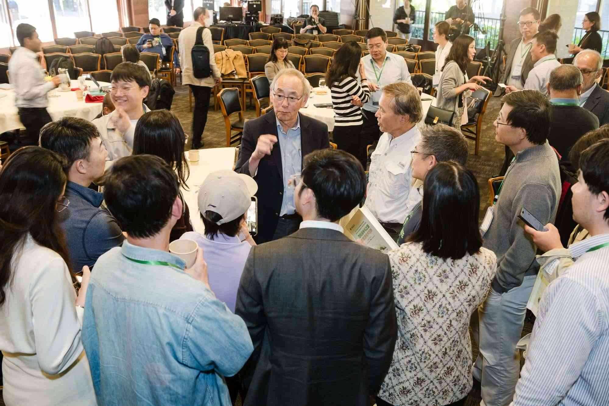 美國前能源部長、諾獎得主朱棣文教授在會場與參會者交流。馮超攝