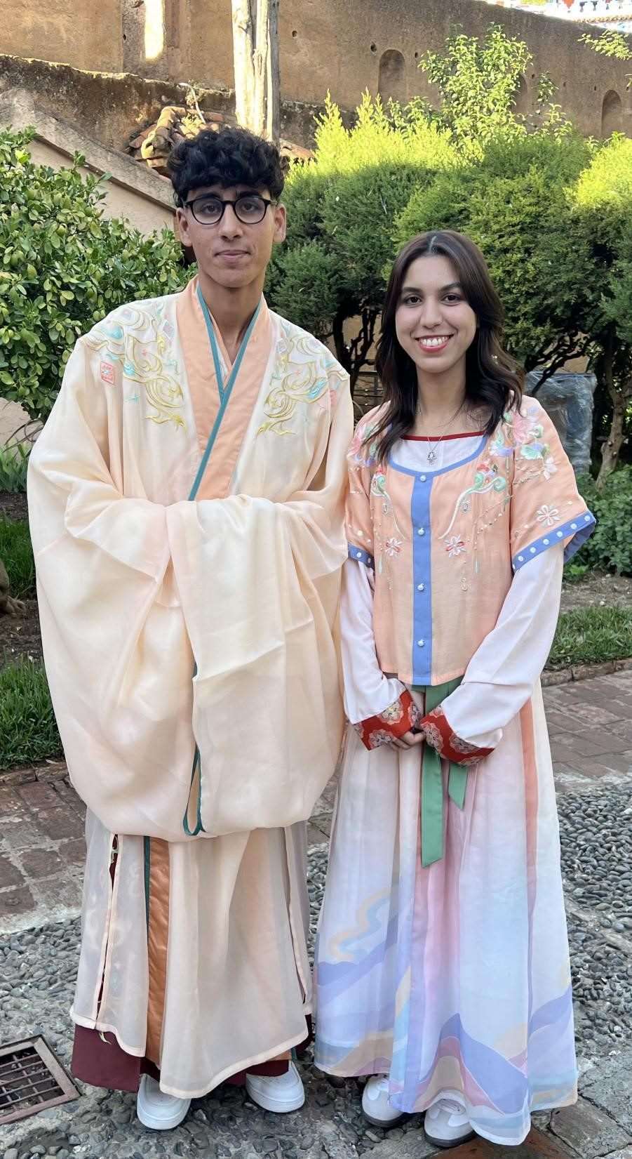 兩位青年試穿中國(guó)古代服裝。拉巴特中國(guó)文化中心供圖