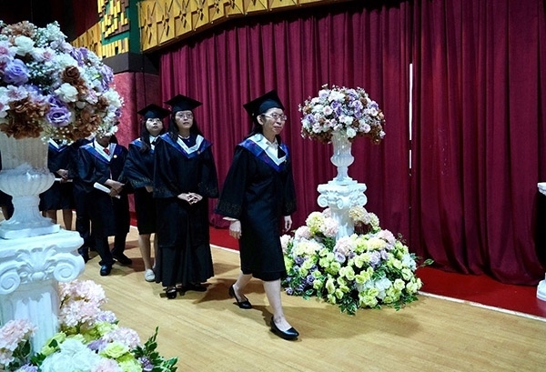 菲律賓岐黃中醫(yī)學院首屆12名畢業(yè)生順利獲得中醫(yī)相關(guān)執(zhí)業(yè)資格。人民網(wǎng)記者 樊帆攝